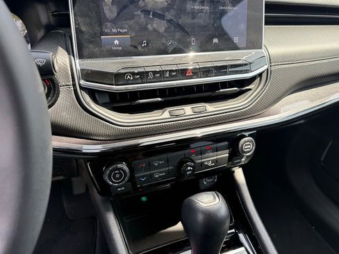 Used 2022 Jeep Compass Latitude FWD image 9