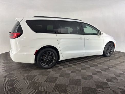 Used 2021 Chrysler Pacifica Touring-L w/ Premium & Safety Sphere Group image 8