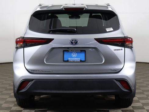 Used 2024 Toyota Highlander XLE AWD/4WD image 13