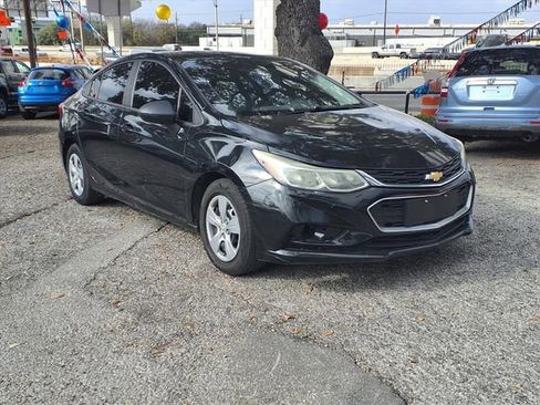 Used 2017 Chevrolet Cruze LS image 1