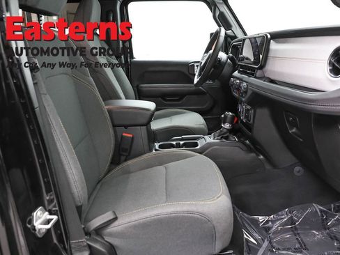 Used 2025 Jeep Wrangler Unlimited Sahara AWD/4WD image 25