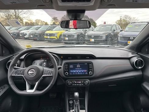 Used 2023 Nissan Kicks SR w/ SR Premium Package FWD image 13