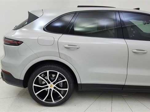 Used 2022 Porsche Cayenne image 12