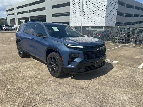 Used 2024 Chevrolet Traverse RS FWD image 3