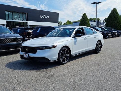 Used 2025 Honda Accord Sport image 1
