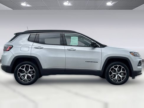 Used 2025 Jeep Compass Limited AWD/4WD image 2