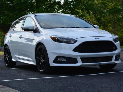 Used 2016 Ford Focus ST w/ Equipment Group 401A FWD image 3