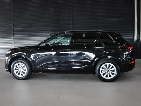 Used 2025 Audi Q6 e-tron Premium image 11