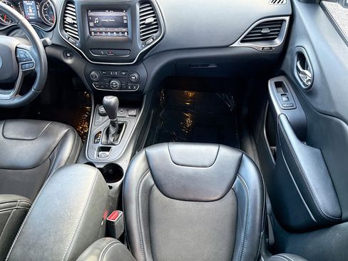 Used 2019 Jeep Cherokee Latitude Plus w/ Comfort/Convenience Group image 17