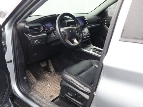 Used 2022 Ford Explorer XLT w/ Equipment Group 202A image 7