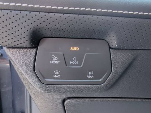 Used 2025 Volkswagen Atlas SE FWD image 28