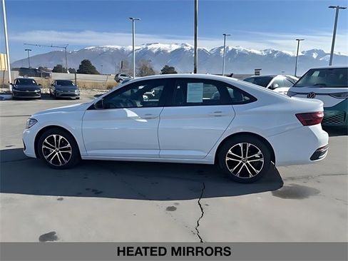 Used 2022 Volkswagen Jetta Sport image 6