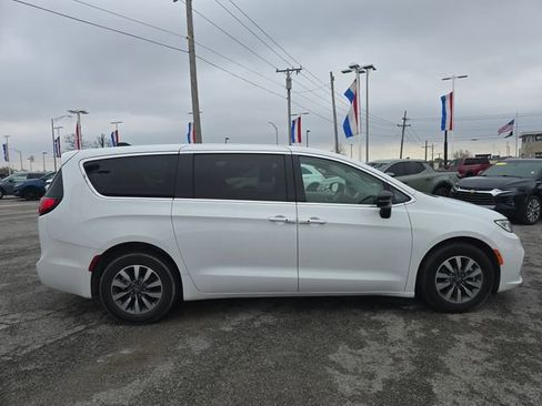 Used 2024 Chrysler Pacifica Limited FWD image 4