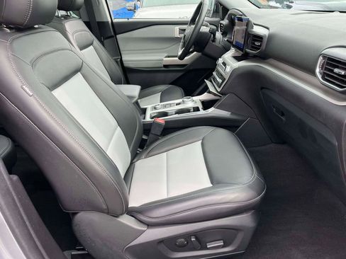 Used 2022 Ford Explorer XLT w/ Equipment Group 202A AWD/4WD image 12