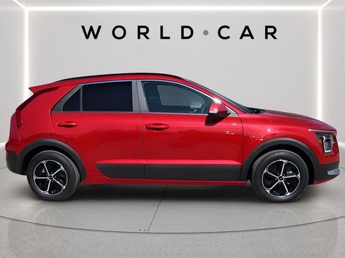 Used 2025 Kia Niro LX image 5