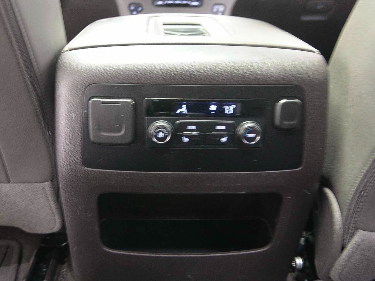 Used 2020 GMC Yukon Denali w/ Denali Premium Package AWD/4WD image 11
