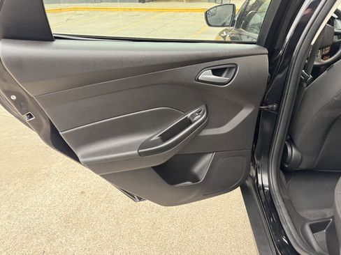 Used 2018 Ford Focus SE w/ SE Appearance Package image 15