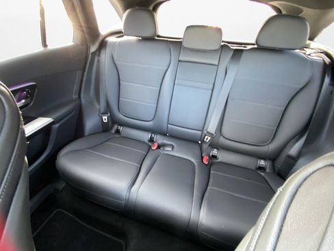 Used 2025 Mercedes-Benz GLC 300 4MATIC image 12