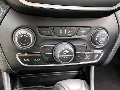Used 2023 Jeep Cherokee Altitude Lux AWD/4WD image 25