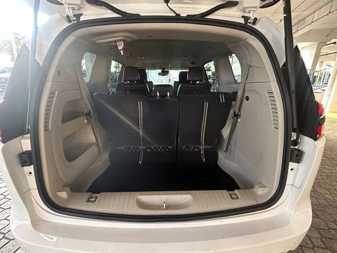 Used 2024 Chrysler Pacifica Touring-L image 31
