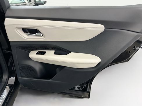 Used 2023 Nissan Ariya AWD image 31