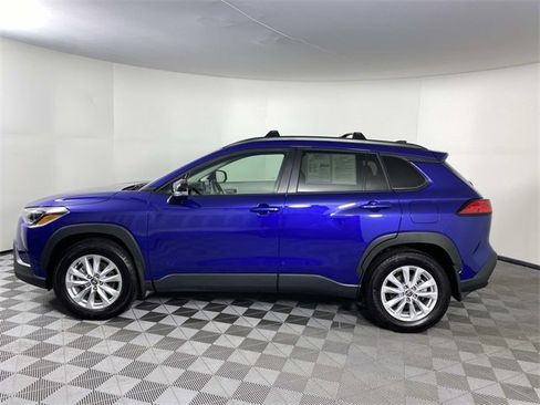 Used 2025 Toyota Corolla Cross LE image 5