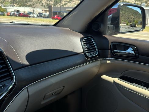 Used 2020 Jeep Grand Cherokee Overland AWD/4WD image 30