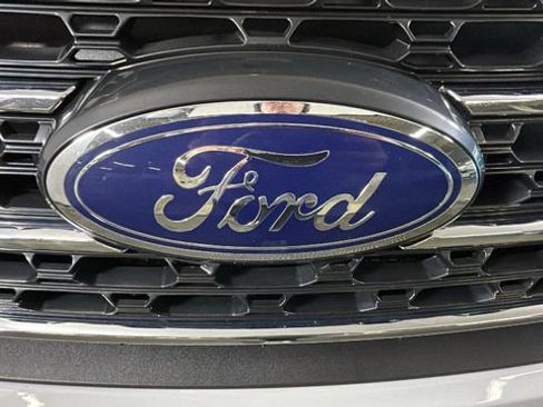 Used 2022 Ford Explorer XLT AWD/4WD image 9