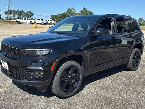 New 2025 Jeep Grand Cherokee Limited w/ Black Appearance Package image 4