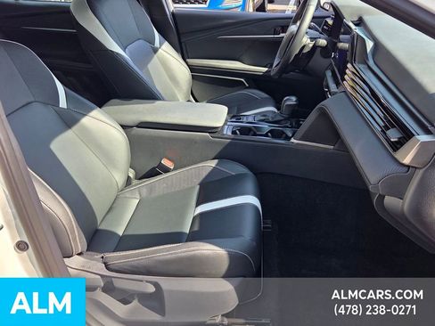 Used 2025 Toyota Camry SE image 18