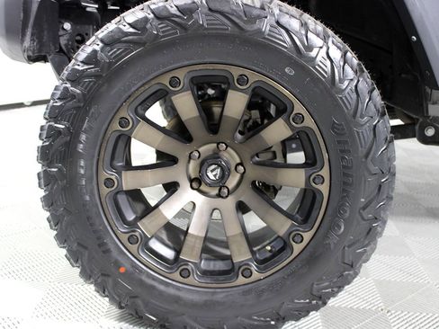 Used 2023 Jeep Gladiator Sport w/ Off Road Group image 23