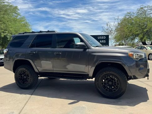 Used 2017 Toyota 4Runner SR5 AWD/4WD image 5