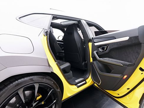 Used 2021 Lamborghini Urus image 31