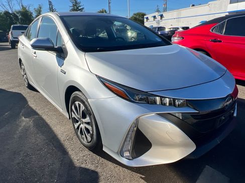 Used 2021 Toyota Prius Prime LE FWD image 3