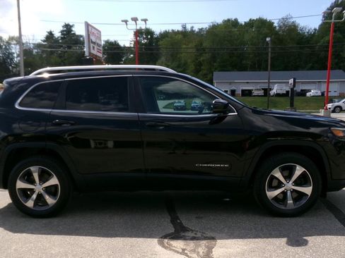 Used 2019 Jeep Cherokee Limited w/ Luxury Group AWD/4WD image 5