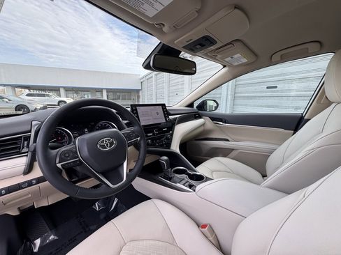 Used 2022 Toyota Camry XLE image 12