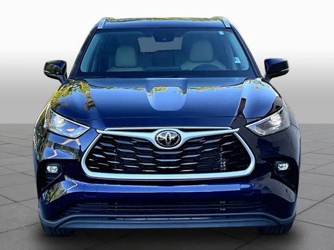 Certified 2025 Toyota Highlander XLE FWD image 4