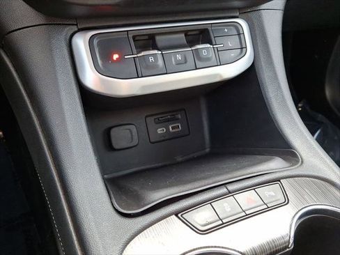 Used 2020 GMC Acadia SLT w/ LPO, Floor Liner Package image 12