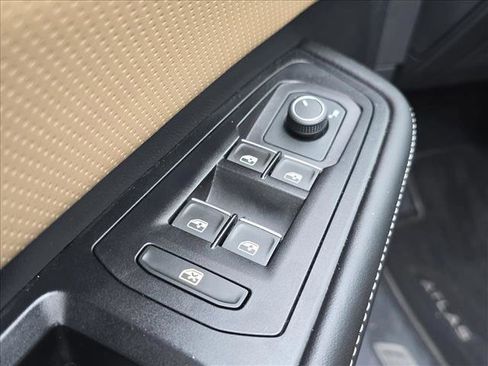 Used 2024 Volkswagen Atlas Cross Sport SE w/ Panoramic Sunroof Package image 8