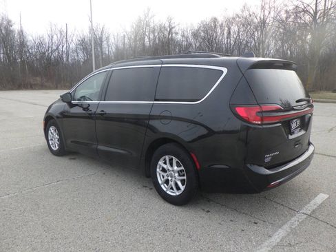 Used 2022 Chrysler Pacifica Touring-L FWD image 3