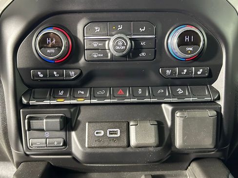 Used 2022 Chevrolet Silverado 2500 LTZ w/ LTZ Premium Package image 22