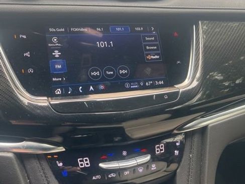 Used 2023 Cadillac XT6 Sport w/ Technology Package AWD/4WD image 2