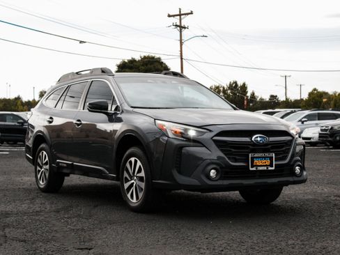 Used 2024 Subaru Outback Premium AWD/4WD image 3
