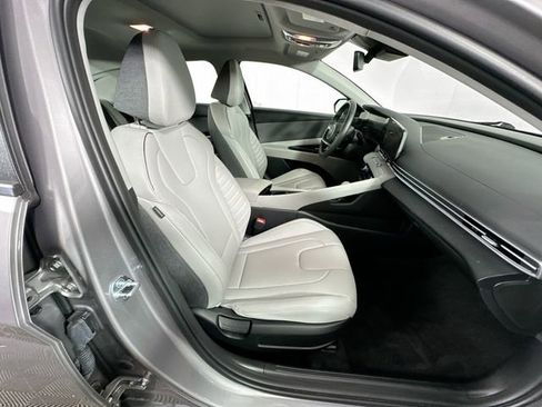 Used 2025 Hyundai Elantra Limited FWD image 31
