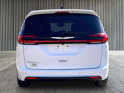 Used 2026 Chrysler Pacifica Select FWD image 4