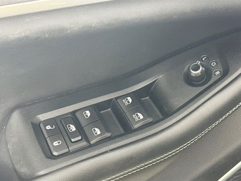 Used 2023 Jeep Grand Cherokee Limited w/ Luxury Tech Group II image 18