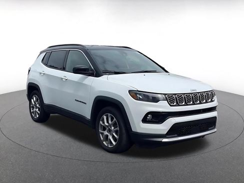 Used 2025 Jeep Compass Limited AWD/4WD image 3