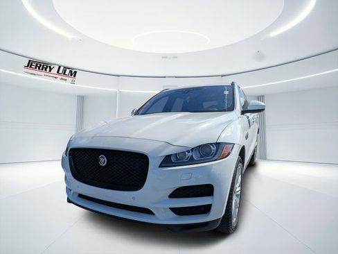 Used 2018 Jaguar F-PACE Premium image 6