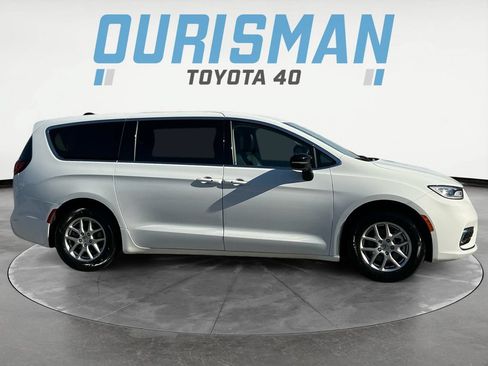 Used 2024 Chrysler Pacifica Touring-L FWD image 8