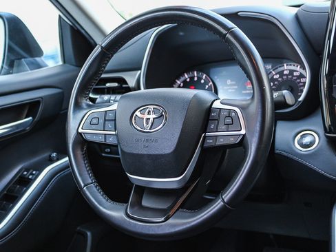 Used 2023 Toyota Highlander XLE FWD image 17